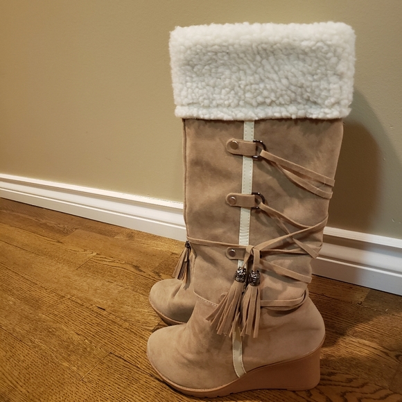 Boots. - Picture 1 of 4